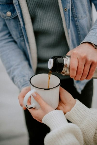 hand vasthouden koffiehuis