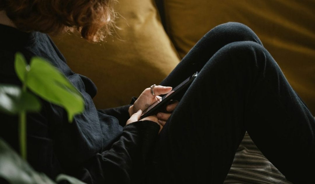 Waarom schermgebruik ontregeld eetgedrag kan versterken